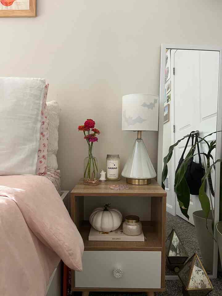 adding color to my space always makes me so happy 

#myspacemystyle #howyouhome #houseinspo #roominspo #bedroom #nightstand #nightstanddecor  