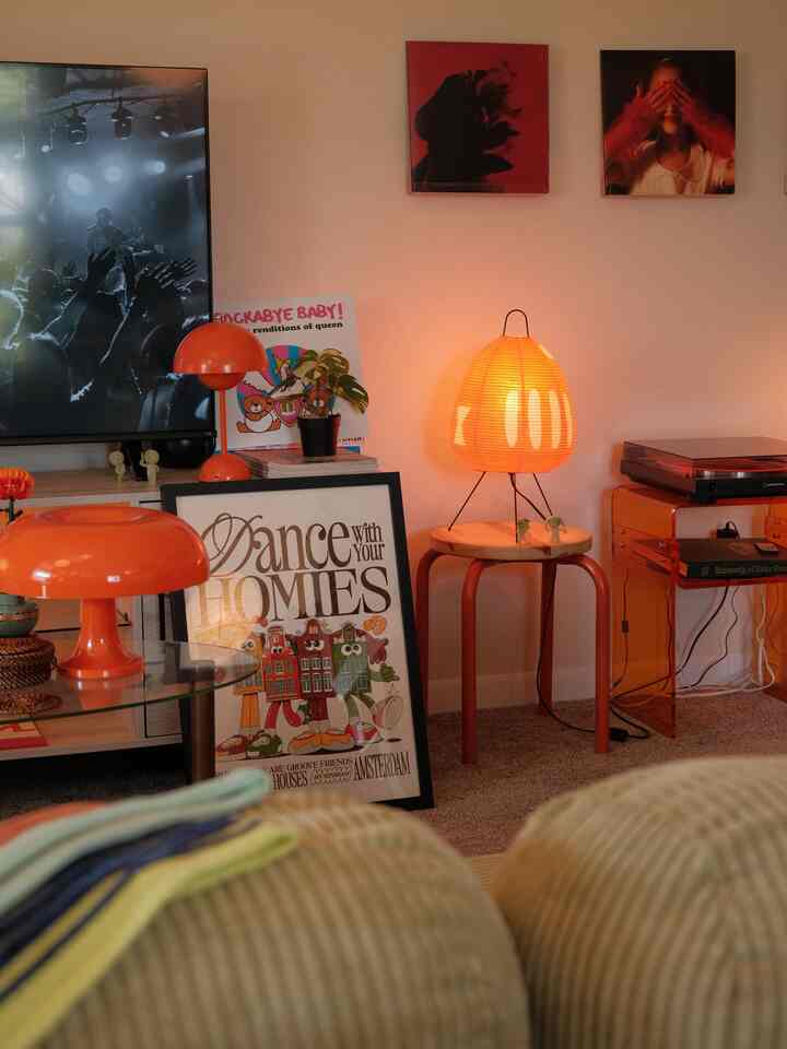 I wanted a cheap way to display my vinyl albums. I found these clear acrylic wall-mounted vinyl holders on Amazon for $7.00!

They’re super effective at displaying the vinyl perfectly, all while being budget-friendly!

#budgetfriendly #vinylholder #vinyldisplay #lampcollection