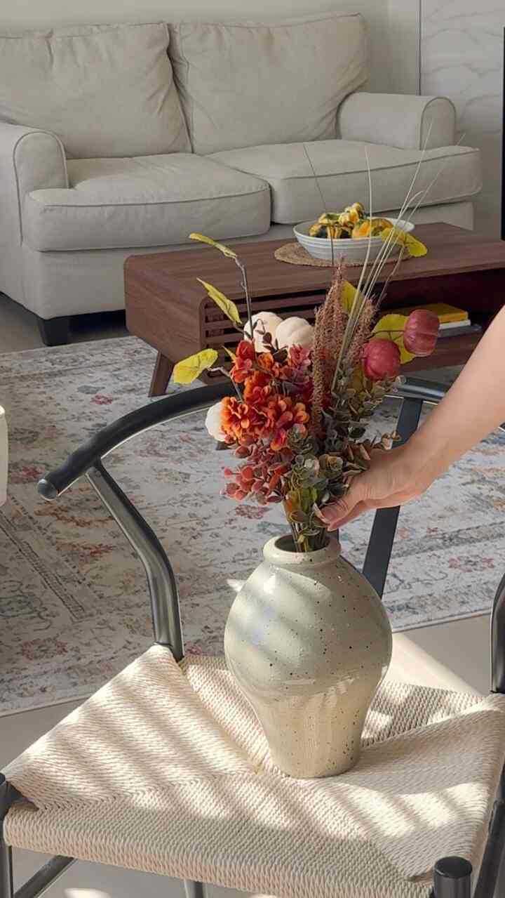 Bloom on a Budget with Dollar Tree ✨
With just a few faux flowers from Dollar Tree, I transformed my space into a warm autumn mood 🍁

A few tips from a former florist (me 😉):
Don’t just pop the flowers straight into a vase! Arrange them first! since the stems are different lengths, shape your arrangement, then secure it with a rubber band before placing it in the vase.

#budgetfriendly #beforeandafter #homedecoronabudget #affordabledesign #bloomonabudget #dollartreefinds #budgethomedecor #homerefresh #fauxflowers #fallhomedecor