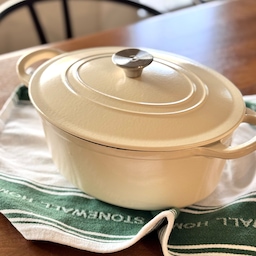 My Top 3 kitchen items I purchased this month! 🛒🛍️
👉🏻 Crofton 4.6 qt Cast Iron French Oven
👉🏻 54mm Naked Bottomless Portafilter
👉🏻 KitchenAid Swivel Peeler
Those small things that make a big difference 😍
#kitchenfinds #kitchenessentials #kitchendecor #kitchenfavorites #homefinds #kitcheninspo #cookwithstyle #kitchenmusthaves #cozykitchen #kitchenlove