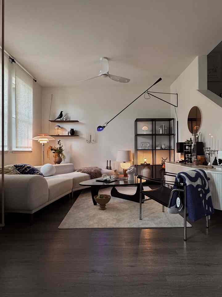 Blue point 💙

#livingroom #livingroomdecor #livingroomdecoration #livingroominterior #cozyhome #decoration #lighting #lamp #moodlighting #lightinginterior #rug #chair #lc1 #cushion #shelf #shelfinterior 