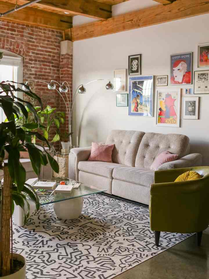 Obsessed with this mix of vintage vibes and modern art! 🖼️ The gallery wall adds so much personality, and that pop of olive green from the armchair is the perfect contrast to the pink pillows and natural textures. It's a whole mood! ✨🌿
#GalleryWallGoals #EclecticDecor #LoftLiving #VintageModern #OliveGreen #Ruggable #ApartmentInspo #ArtCollection #HomeAesthetics
