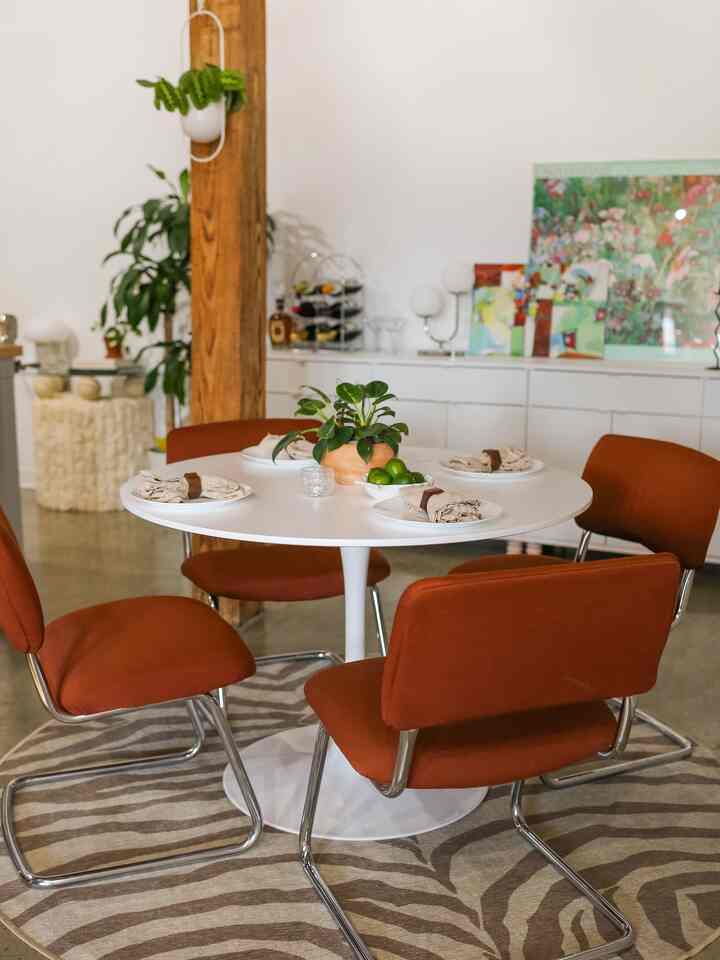 Saya melihat momen makan malam yang chic! 🦒 Menyukai perpaduan modern abad pertengahan dengan safari yang ceria dengan karpet motif zebra ini! Kursi berwarna karat dan meja Tulip klasik adalah kombinasi yang begitu menawan. Waktunya pesta makan malam! 🥂🍽️
#DekorasiRuangMakan #MidCenturyModern #ZebraPrint #TulipTable #EeroSaarinen #Ruggable #InteriorStyle #RustAesthetics #DinnerPartyReady
