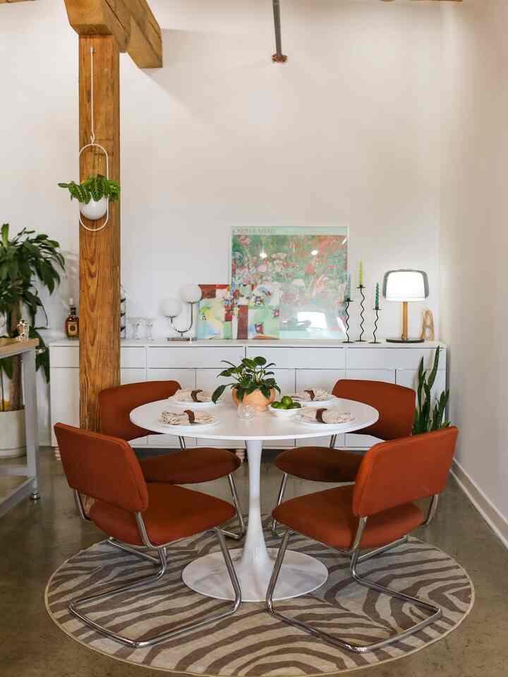 Serving major dining inspo! 🤩 I'm completely in love with the combination of that striking round zebra rug under the classic Tulip table. The rust chairs pop perfectly against the white buffet and gallery art. Mid-century perfection! 🎨🍽️
#DiningRoomGoals #Ruggable #ZebraPrint #TulipTable #MidCenturyModern #RustAesthetic #LoftDesign #InteriorInspo #TableScape
