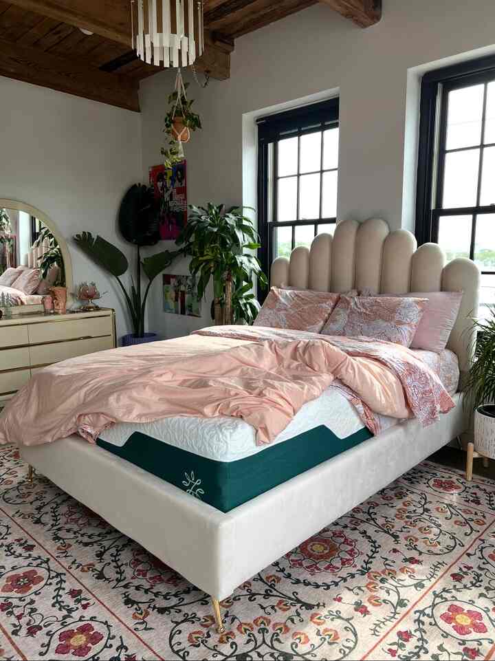 That cozy oasis feeling when your bedroom is your sanctuary! ☁️✨ Loving the soft hues and natural light in this space.
#BedroomGoals #CozyVibes #HomeDecor #InteriorDesign #Sanctuary #SweetDreams #KellyMarceloStyle
