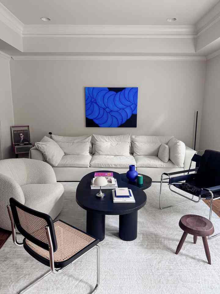 That feeling when your home is becoming your Pinterest moodboard💭✨
.
.
.
#livingroom #livingroominspo #mcm #eclecticdesign #frenchgirlhome #parisianmodern #wassilychair #cescachair #stool #sofa #lamp #vase