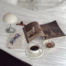 Coffee break is always a good idea☕️🤎
.
.
.
#bedroom #minimal #aesthetic #coffeecup #bowl #kanekokohyo #portablelamp #whiteinterior #brownaccents #fallvibes #cozycorner