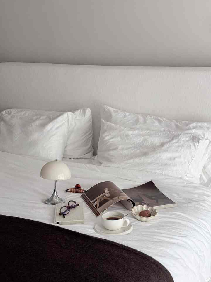 If it’s not brown, I don’t want it rn🤎
.
.
.
#brownaccents #minimal #bedroom #bedroominspo #portablelamp #bowl #coffeecup #throwblanket #cozycorner