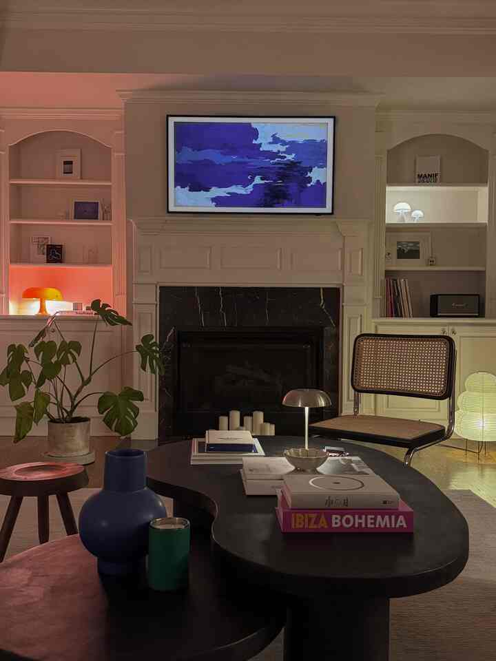 When the vibe feels just right🧡
.
.
.
#livingroom #livingroominspo #lamp #moody #ambientlighting #vase #portablelamp #mcm #parisianmodern #frenchgirlhome #stool #chair #eclecticdecor