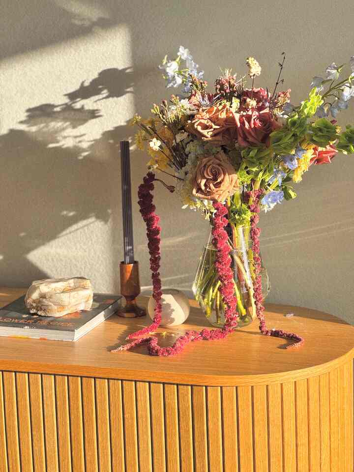 Welcoming fall with warm tones and soft blooms 🍂
Just a few seasonal touches can make your home feel instantly cozier like golden sunlight, dried roses, and a vase full of autumn charm.

#falldecor #fallvibes #autumndecor #simplefall #fallinspiration
#cozyhome #seasonaldecor #fallflowers #warmtones #homedecorideas #fallaesthetic #interiorstyling #naturallightdecor