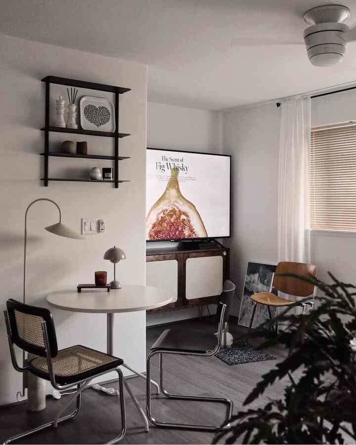 A cozy atmosphere is filling the second-floor living room.


#falldecor #fallvibes #autumndecor #simplefall #fallinspiration #livingroom #livingroomdecor #livingroomstyling #homedecor #fallinterior #lamps #lighting #lightinginterior #chair #shelf #shelfdecor #candle #roundtable 




