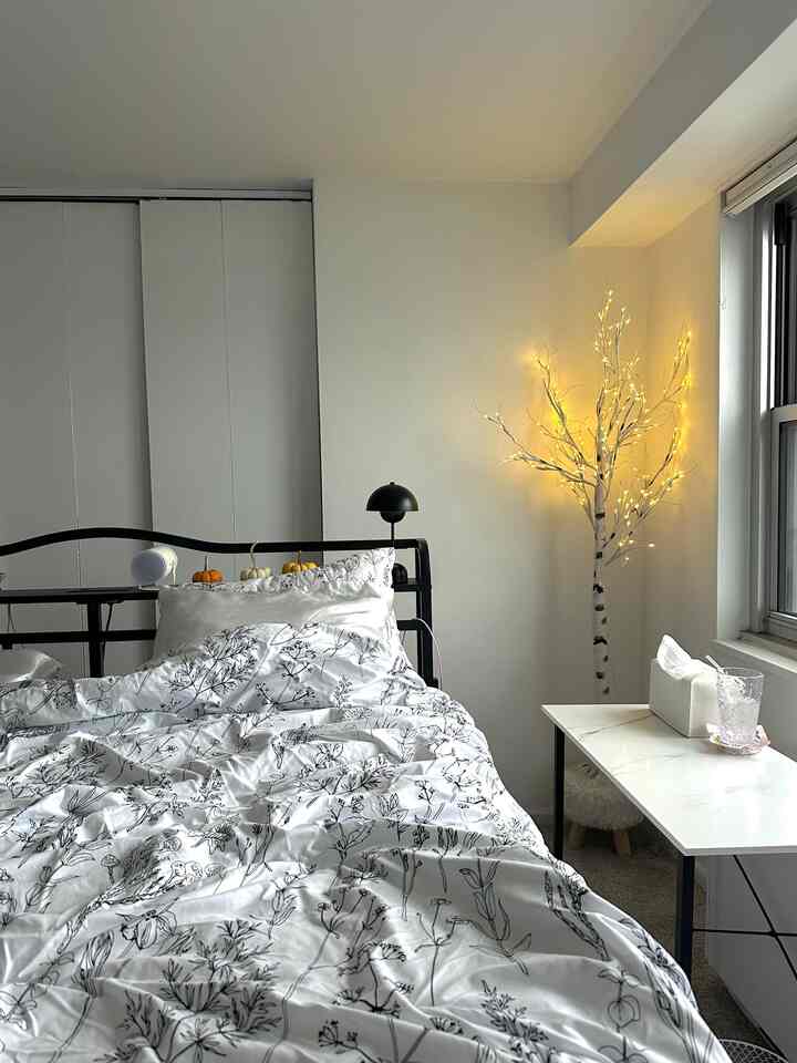 Honest review of my lighted birch tree that I use as a bedside lamp at night. 🪾

10/10 for me. I’ve used it for over two years and it hasn’t broken. It was under $100, it doubles as dopamine decor, and it looks great with my black and white bedding and bed frame. 

I’d recommend it for anyone who likes bedside lamps, Christmas trees, and tree decor. 

During Christmas season, I even occasionally hang ornaments on it and it brings me joy. ✨

#honestreview #realreview #homeaccent #budget #dopaminedecor 