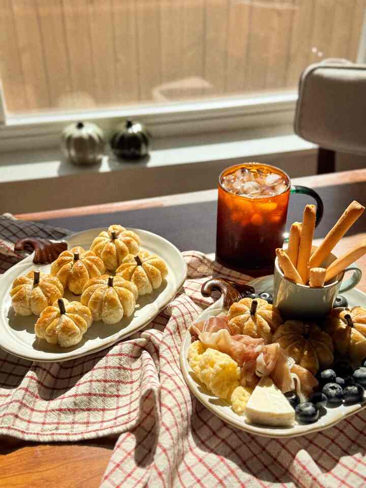 Camilan brie buatan sendiri berbentuk labu ini membuat sore hari saya terasa lebih musiman 🎃🍁

#dekorasimusimgugur #fallvibes #autumndecor #simplefall #fallinspiration 
#rumahnyaman #falltreats #seasonalvibes #tabledecor #cozyafternoon 
#cemilanmusimgugur #homeaesthetic #cozykitchen #fallmoments #pumpkininspired