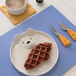 Switched from iced lattes to warm ones,
and taking a cozy dessert break with this cute little setup ☕🧇
#fallvibes #autumndecor #simplefall #fallinspiration #plating #Cutlery #cuteplate #desserttime #brunch #simple 