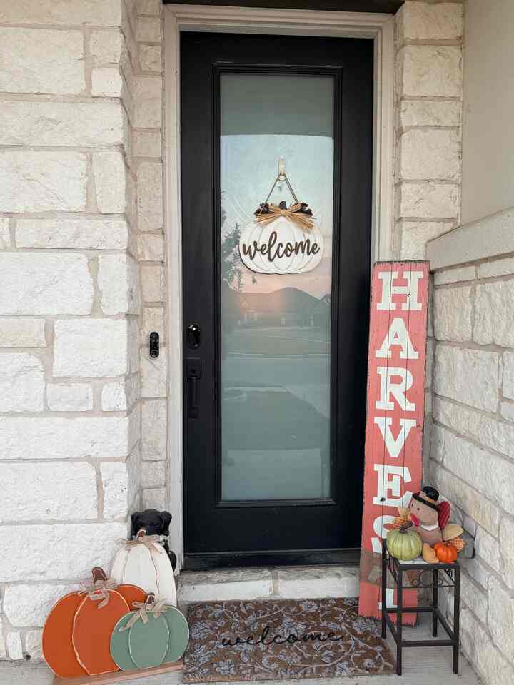 Newly added of these cute pumpkins to my entrance ✨🎃🤎

#entrywaydecor #fall #thankful #harvest #pumpkins 
