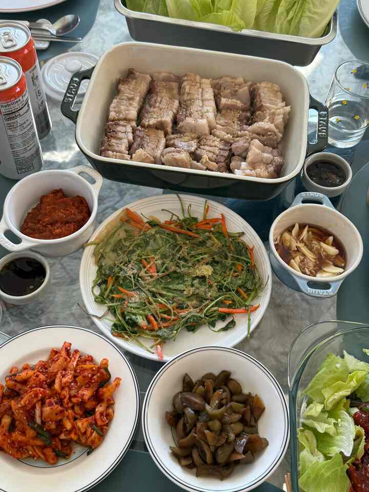 A Feast ✨✨✨

#dining #fall #gathering #koreanfoods #guests #hosting #villeroyboch #staub #lecrueset 