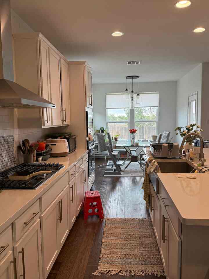 Some colors added to a space of neutral colors 🧡♥️🤎🤍🩵

#kitchendecor #accentrug #mystylemyspace #minimal #maximal #greenary