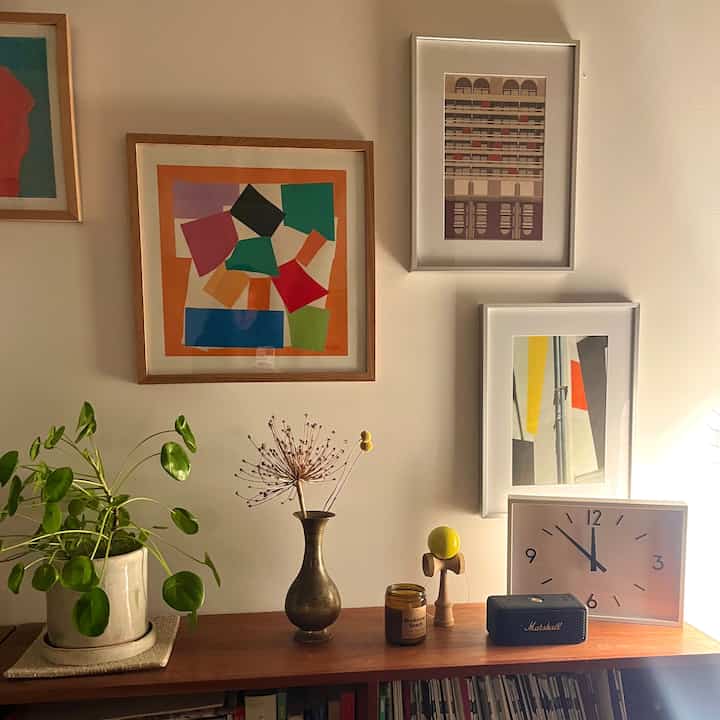 Cetakan barunya sudah dibingkai dan akhirnya digantung di dinding. Saya telah mengatur ulang posisi bingkai di dinding.

#dekorasiruangtamu #artprints #gallerywall