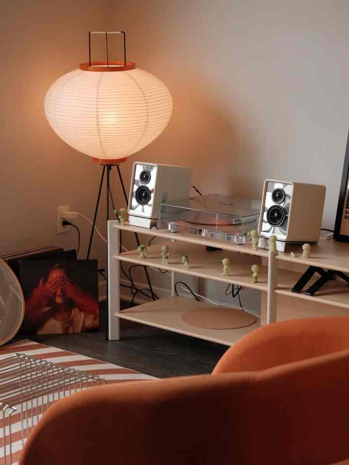 A little more detailed shot of the listening corner! Can’t live without my turntable + these beautiful edifiers!

Please ignore the cable management or the lack thereof :)

#honestreview #listeningcorner #vinyl #turntable #musicsetup