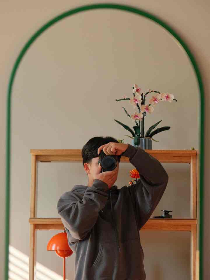 Highly recommend getting a playful, full-body mirror for your bedroom!

I love my FIGURE mirror from Montana Furniture :)

#mirror #honestreview #playfuldecor #greenaccents