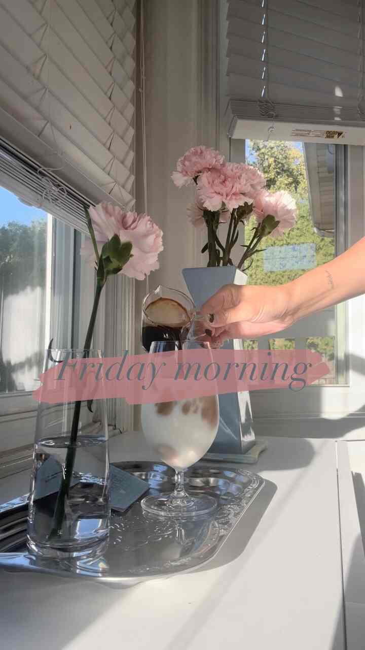 A cozy morning wrapped in sunshine, flowers, and the smell of fresh coffee🤍
Taking a slow sip, letting Friday begin softly ✨✨

#fallvibes #autumndecor #simplefall #fallinspiration #fridaymood #cozycorner #morningvibes #ohousefeels #coffeelover
#homecafe