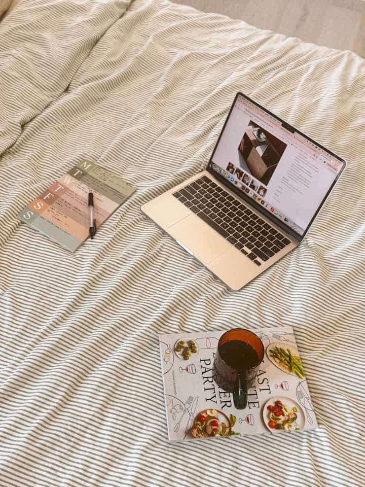 Pagi akhir pekan musim gugur yang santai, menikmati sedikit kemalasan dengan seprai segar

#dekorasimusimgugur #fallvibes #autumndecor #simplefall #fallinspiration
#penyegaranmusimgugur #cozyhome #beddingupdate #greenstripedbedding
#rumahneutral #minimaldecor #seasonalrefresh #homeaesthetic
#interiornyaman #naturaltone #homestyling #interiorinspo