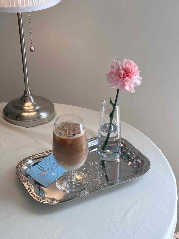 A peaceful day comes to an end, wrapped in calm and sunlight.
With a cup of coffee and fresh blooms by my side 🌷☕️✨

#cozyautumnvibes #slowday #coffeeandflowers #ohousemood #autumnlight #calmmoments #simplejoys #fallvibes #autumndecor #simplefall #fallinspiration