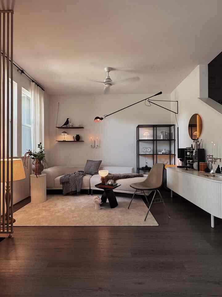 10月の居心地の良いリビングルーム

#リビングルーム #livingroomdecor #livingroominterior #rug #vintagechair #stool #vitra #pedestal #wallmirror #shelf #shelfdecor #lamp #lighting #lightinginterior #moodlighting #artificialflower #vase #sofa #couch #blanket #cushion