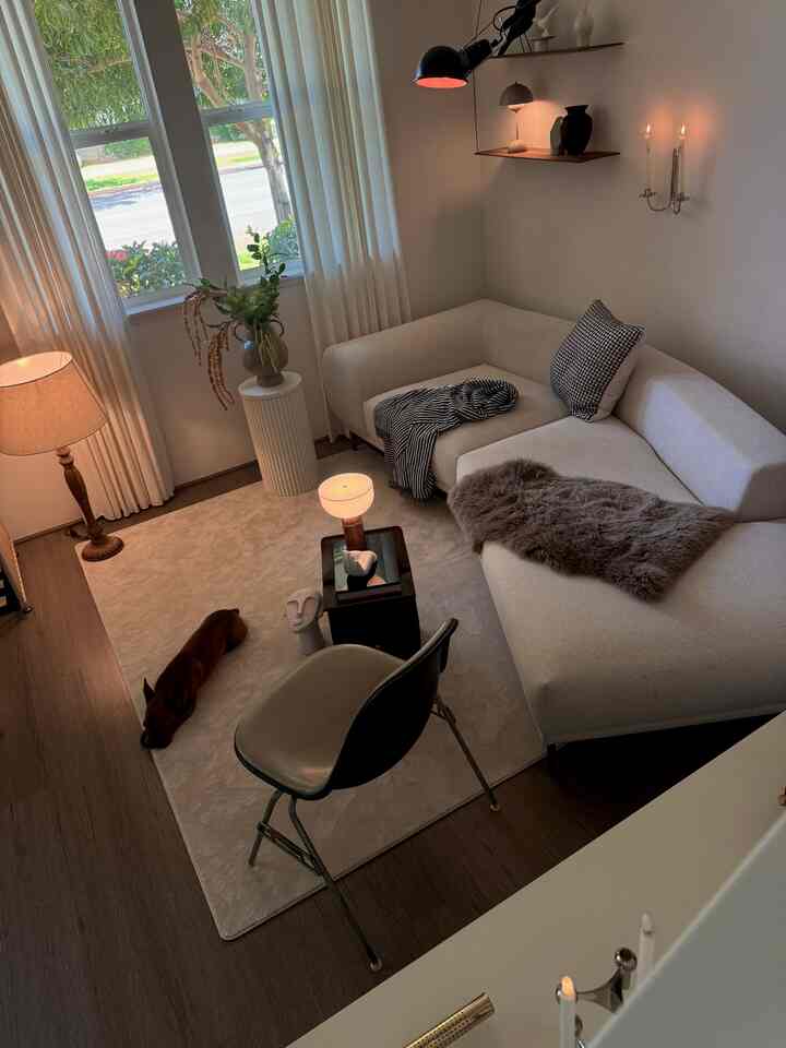 カーテンは空間に居心地の良い雰囲気を添えます。

#リビングルーム #livingroomdecor #Curtains #livingroominterior #rug #vintagechair #stool #vitra #pedestal #wallmirror #shelf #shelfdecor #lamp #lighting #lightinginterior #moodlighting #artificialflower #vase #sofa #couch #blanket #cushion #curtain #falldecor #fallinterior

