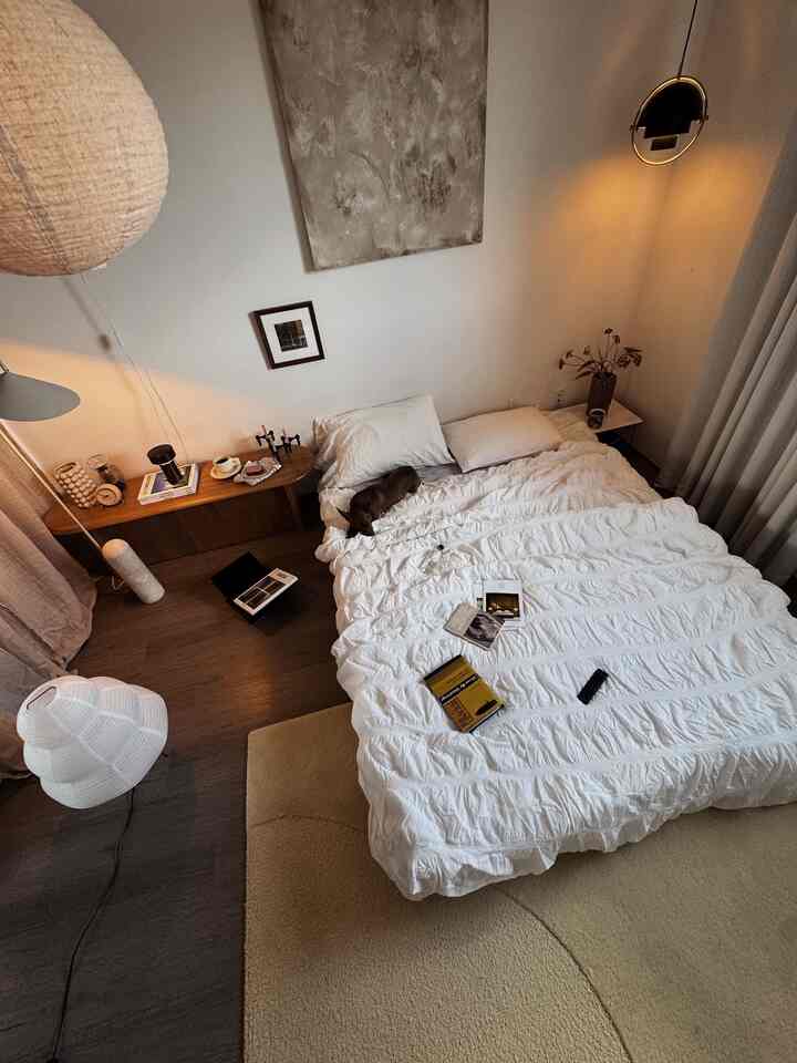 Tentu saja, sprei putih tidak pernah jatuh!!

#kamartidur #bedroominterior #bedroomdecor #bedroomdecor #bedding #beddingstyling #lamp #lighting #moodlighting #bookstand #bench #interiorbooks #coffeetablebooks #candleholder #canvasframe #interiorframe