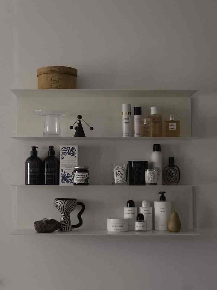Selfie 🖤

#shelf #shelfie #shelfdecor #shelfinterior #sakerbox #ikeashelf #mobile #mug #vase #roomfragrance #fragrance #perfume #candle #handlotion #bodylotion #hairperfume #bodyoil
