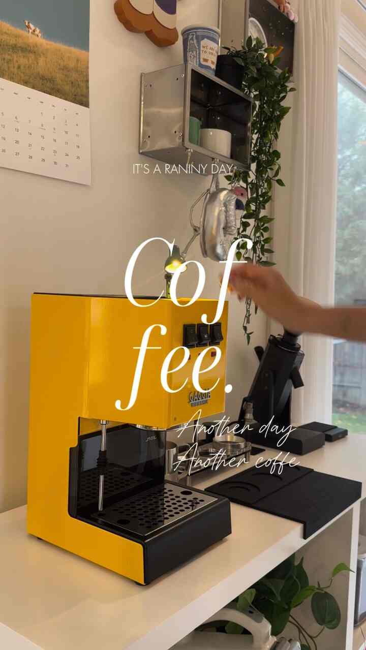 Rainy day latte ☕🌧
My beginner latte art journey starts here — kinda looks like a Halloween vibe? 👻🥹

[Whew, it's not easy, lol. I'll complain when I see it... ^.^]

.
.
.

#gaggia #turin #homecafe #홈카페 #ohouse #오하우스 #홈카페 #오하우스 #감성인테리어 #집꾸미기 #우리집 #데일리카페 #카페스타그램 #커피타임 #오늘의집 #카페감성 #HomeCafe #CoffeeCorner #CozyHome #OhouseStyle #InteriorVibes #CafeMood #DailyCoffee #HomeDecor #CoffeeLovers #fallvibes #autumndecor #simplefall #fallinspiration