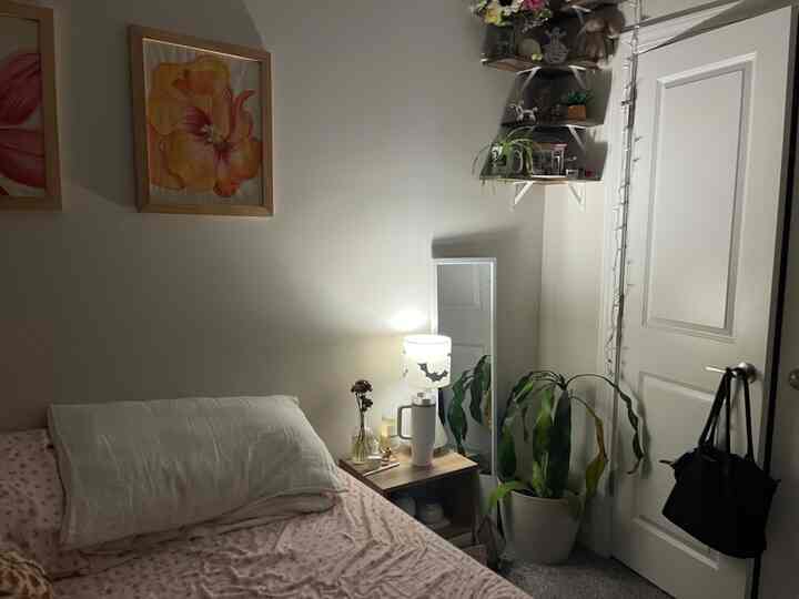 love the lighting in ny bedroom at night! makes it so cozy #falldecor #cozy #lighting #bedroom #bedroomlighting #lamp