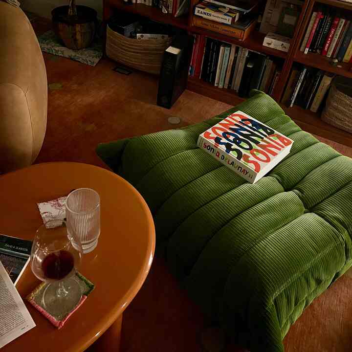 Winding down after work with a glass of wine and an art book 🙂
#relaxing #livingroomdecor #loungetable #ottoman