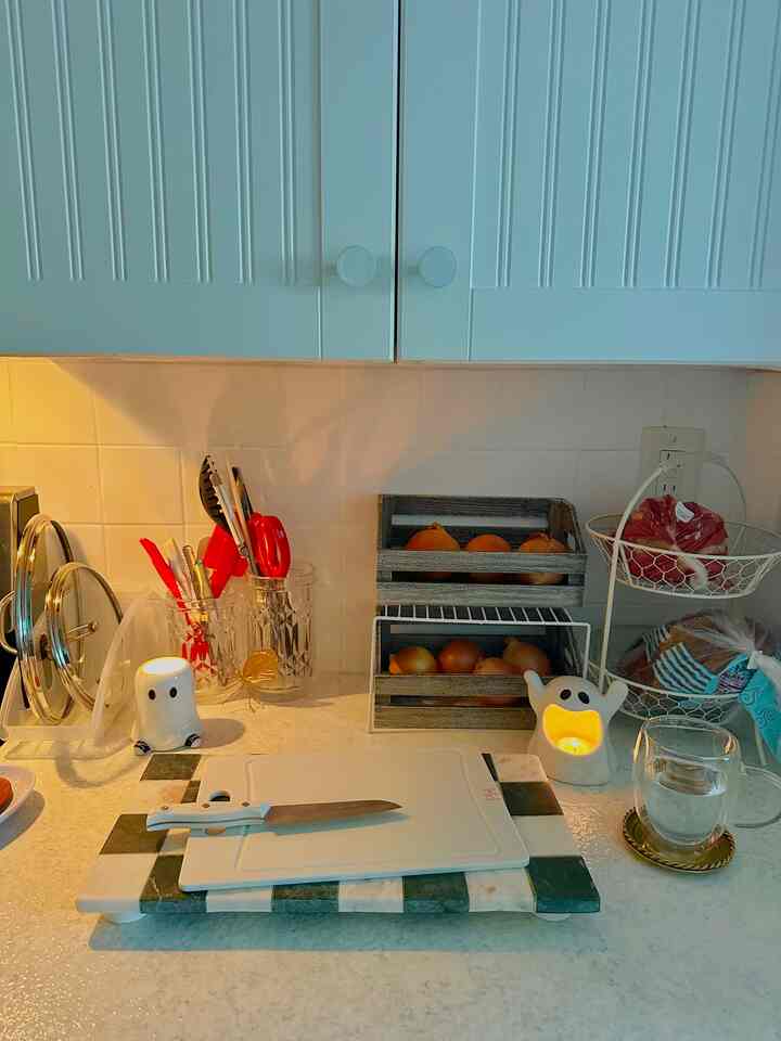 One of my favorite Halloween decor tips for those who like a neutral and warm home aesthetic is to buy ghost candles since they’re cute while being neutral in color. 🤍👻

#halloweendecor #fallfun #dopaminedecor 