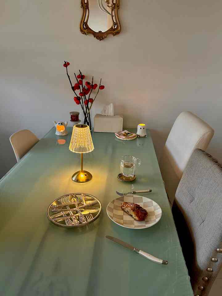 When it get’s colder, sometimes you’re too tired to set-up your dining table for a quick fix.

A quick tip to still make your setting romantic and Seasonal is to light a lamp with a warm light and to place mini pumpkins in a clear vase to feel the Fall vibes. 🍂

#falldecor #fallvibes #tip #romantic 