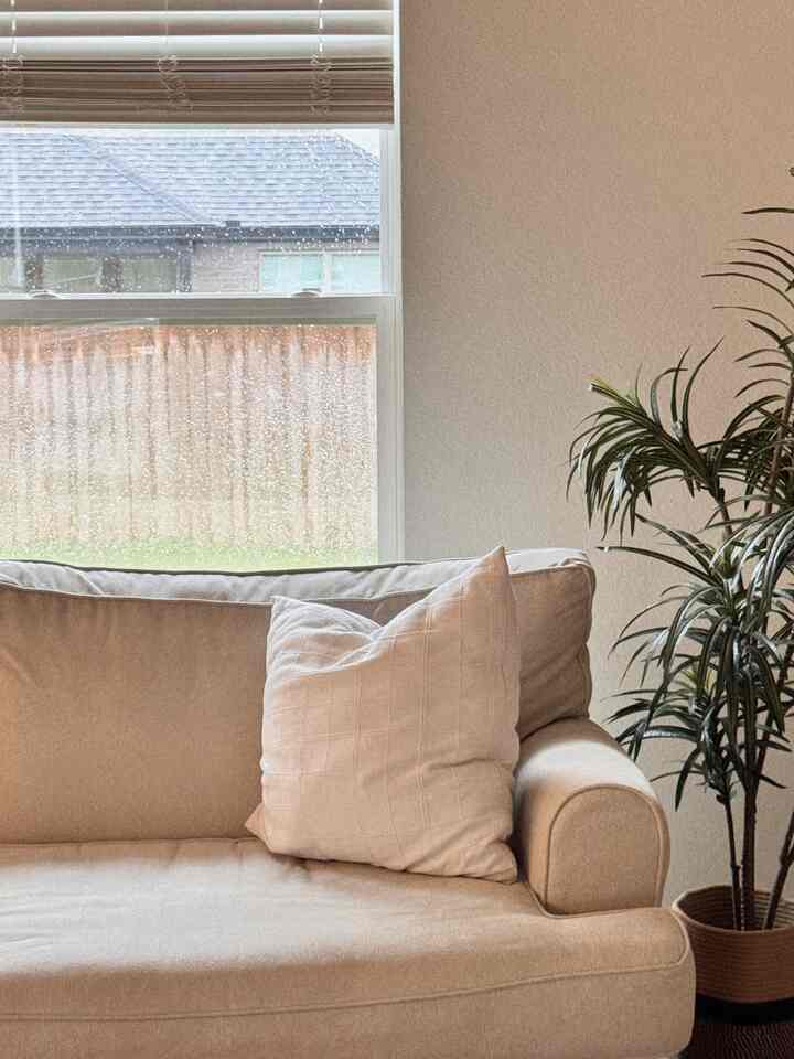 Dim lights, soft rain, and a quiet kind of comfort 🌧️

#rainyday #cozyvibes #fallmood #autumnvibes #rainydayaesthetic #moodyinterior #cozyhome #fallinspo #homevibes #quietmoments #rainyseason #autumncozy #rainyaesthetic