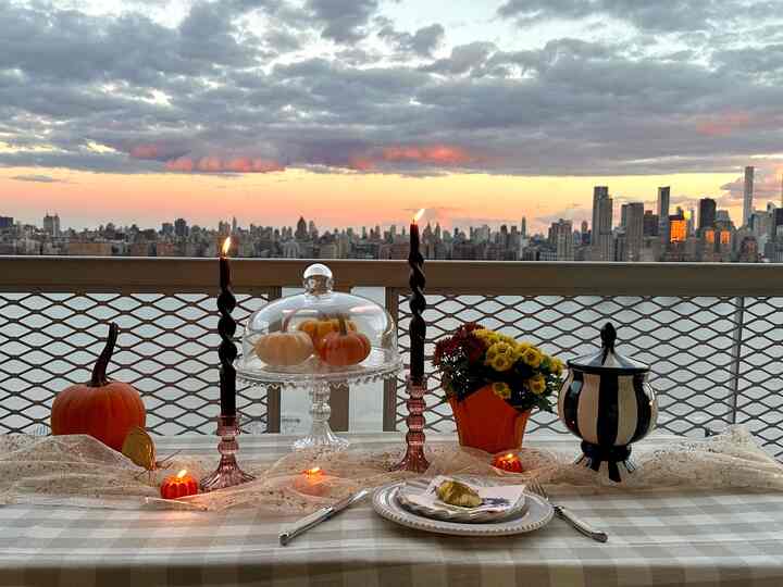 Tablescape tip for Fall decor is to use a combination of soft beiges, browns, and pink for large area and orange, black, and white for accents. 🩷🤎

#falldecor #tablescape #fallinspiration #romantic #frenchmodern 
