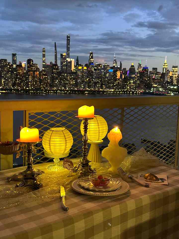 A budget-friendly dopamine decor tip for Fall tablescape decor is to place a paper lantern on a clear candle holder. 🏮

The clear candle holder spreads the light of the lantern onto the table and creates a romantic vibe. ✨

#falldecor #budgetfriendly #tip #dopaminedecor #romantic #frenchmodern 