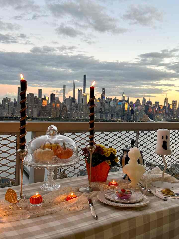 A tip to a romantic tablescape is to place items of different heights directly onto the table runner, and to crumple up a cheese cloth table runner like it’s a flowing river. 

I placed pumpkin-shaped tea lights, black candles with gold snakes wrapped around them, and some of my more year-round decor items like my sculpture candle for a romantic touch. ✨

#falldecor #tip #frenchmodern #romantic #tablescape 

