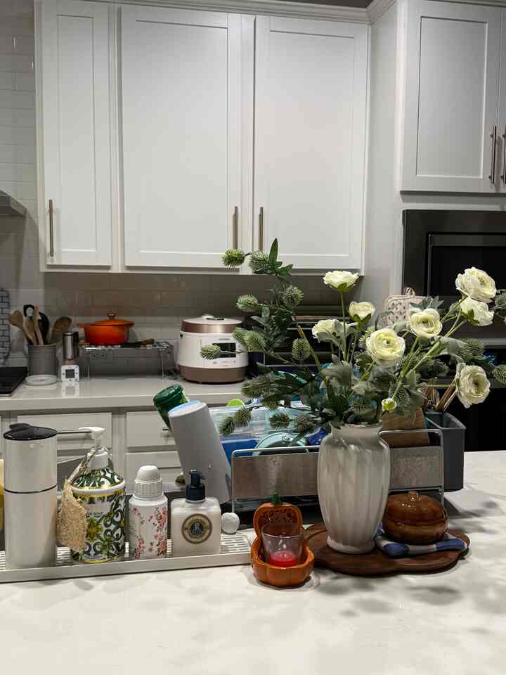 After all busy stuff done, before bed 🤎

#cozyhome #kitchendecor #fall #lovemyhouse #minimal #maximal