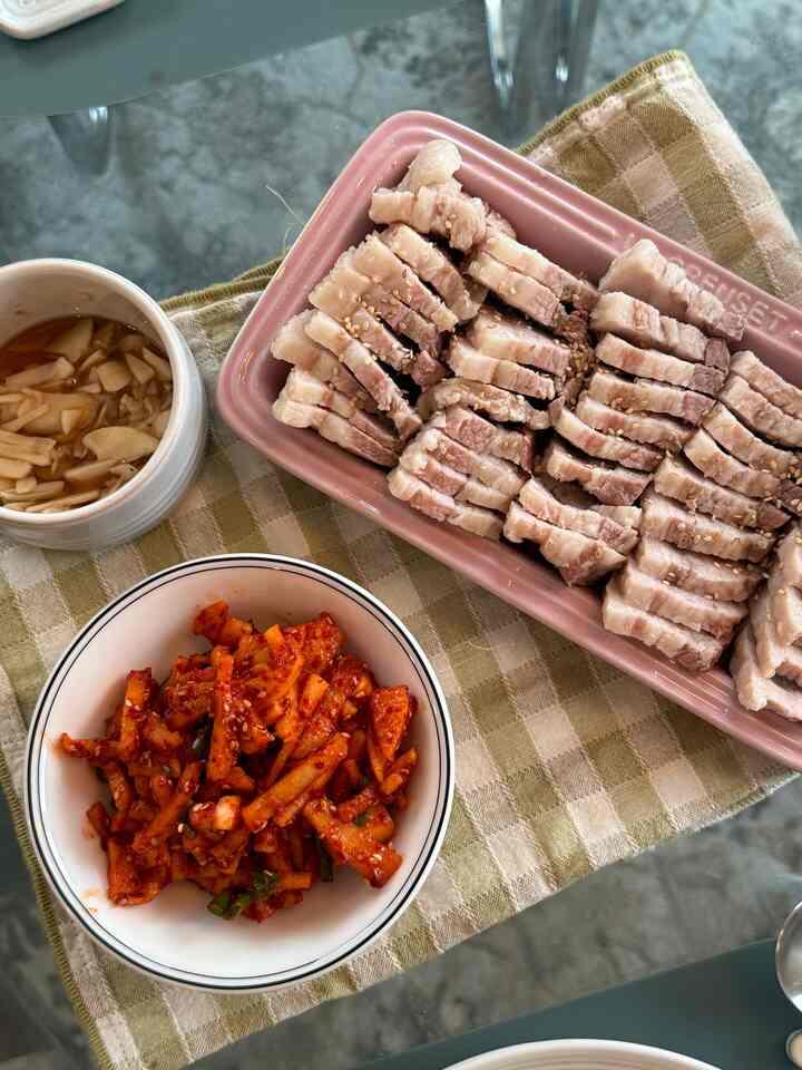 Love this pink rectangle dish so much 💞

#lecreuset #Villeroy&Boch #dining #koreanfoods 