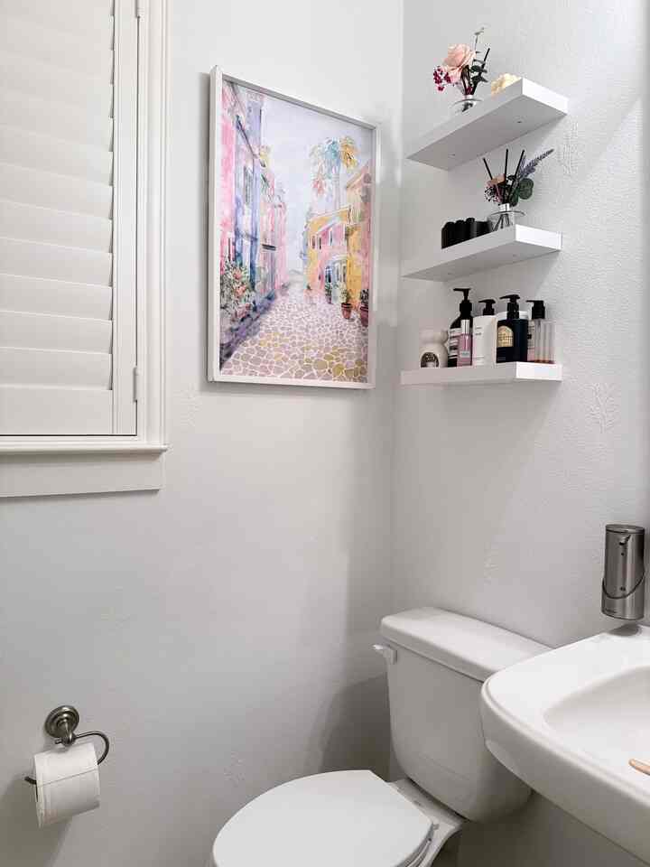 Inexpensive low cost hidden flowers all over the powder bathroom walls💐🌷🌻
Can you spot them?👀
.
.
#bathroom #home #interiorwall #homedecor #cozyroom #bathroominterior #diy #lowcostdiy 
