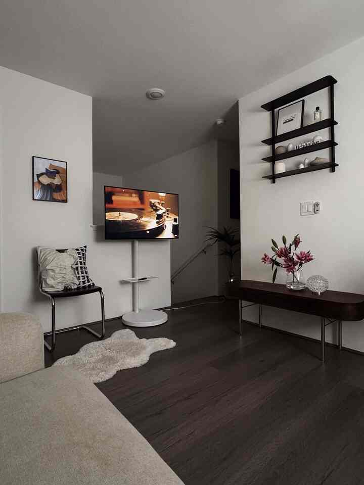 The upstairs living room — uploading for the first time in a while.
Trying to keep it minimal, but it’s not easy.

#livingroom #livingroominterior #livingroomdecoration #TV #Samsung #console #consoledecor #vase #flower #flowerinterior #cushion #chair #rug #shelf #shelfinterior #autumninterior 