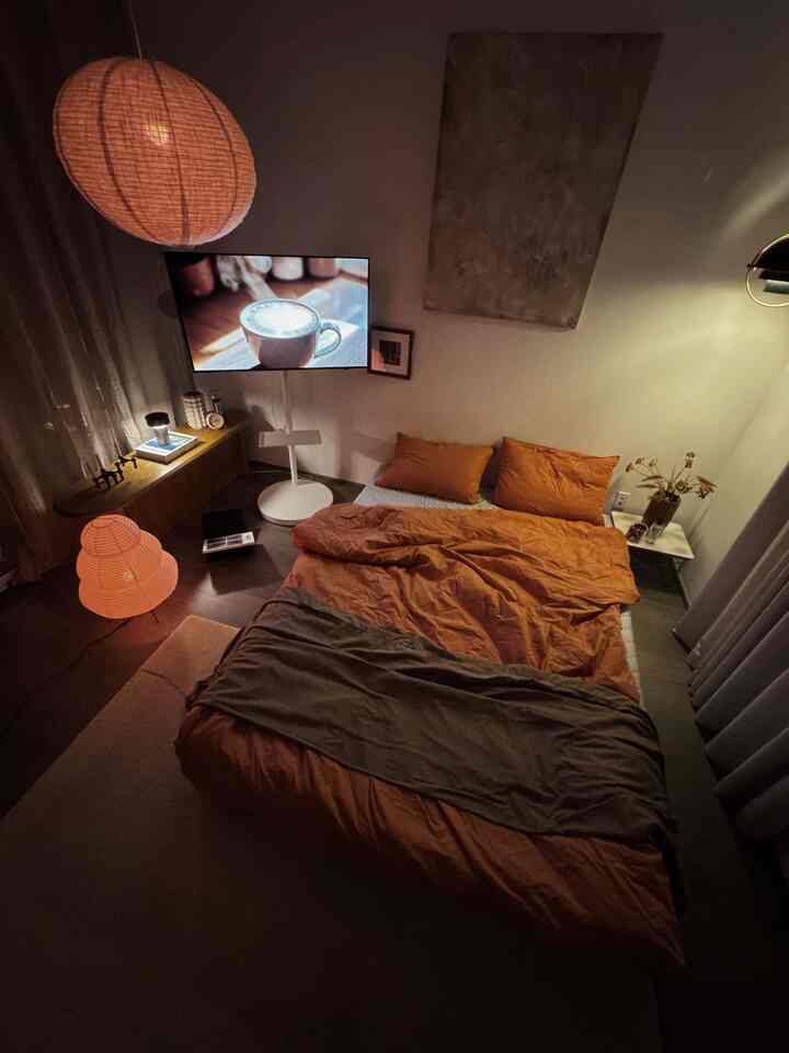 Malam musim gugur 🤎

#kamar tidur #bedroominterior #bedding #bedroomdecor #lamp #lightinginterior #lighting #moodlight #sidetable #bench #TV #bookstand #rug #poster #posterframe #canvasframe