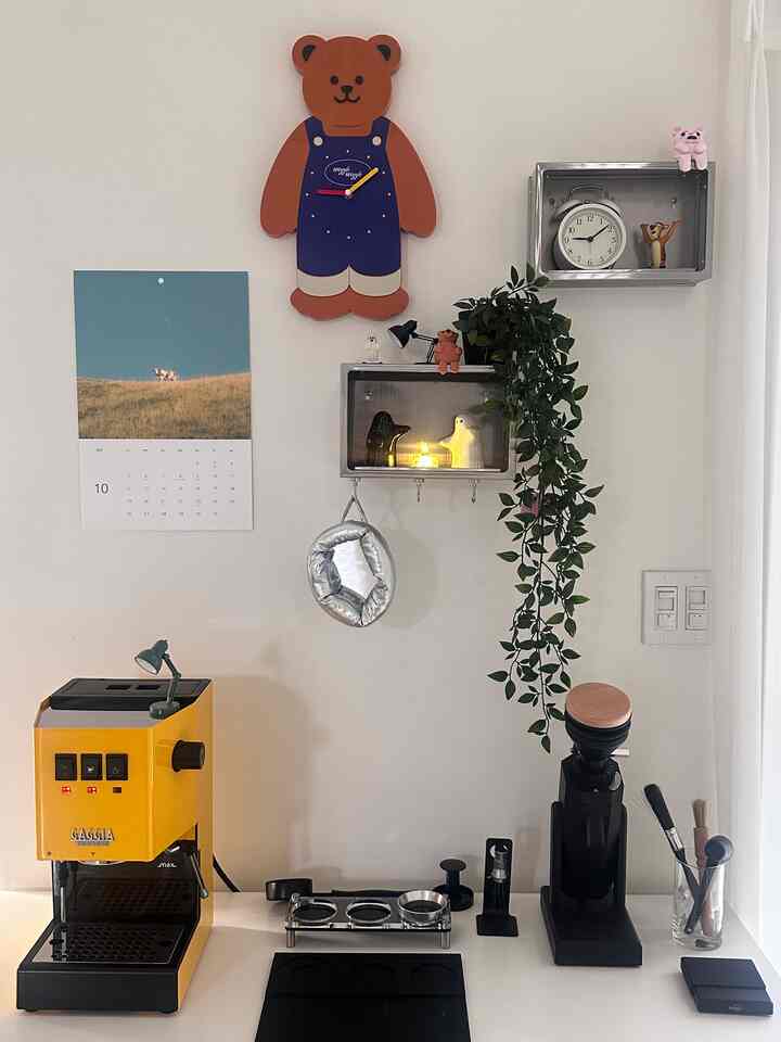 Found the perfect spot for my little Halloween decorations 🎃✨

#HalloweenVibes
#CozyHalloween
#TinyDecorMagic
#SpookyCuteness
#HomeStyling
#OhouseVibes
#FallDecor
#AutumnMood
#halloweenvibes #spookyseason #fallfun #homefortheholidays