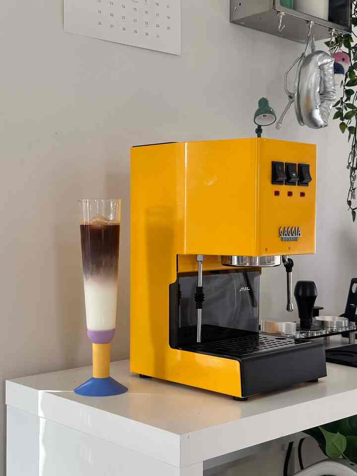 ✨Got it before it sold out at the MoMA Design Store — the colors match my espresso machine perfectly! ☕💛


#OhouseVibes #HomeCafe #CoffeeTime #MoMA #ColorMatch #EspressoLover #fall
#productreview #realreview #homeaccent #budget #hometips