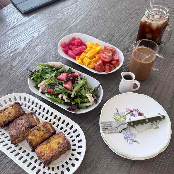 ✨One of those rare mornings✨
When both of us are actually home long enough to have breakfast together! 🥞☕️
Working life means these little moments feel extra special 🩵

#breakfast #home #slowmornings #onthetable #morningcoffee #morning #goodtime