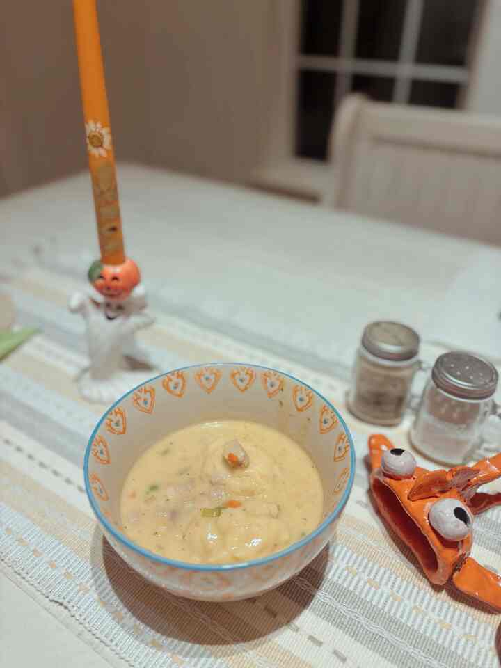 One rainy autumn🍁🍂
One bowl of chicken & dumpling🥘
…puuurrrfect🫶🏻


#autumnvibes #autumn #fallvibe #diningtable #soup #chickenanddumpling #cozy #warmfeeling #autumnvibe #RainyDay #kitcheninterior 

