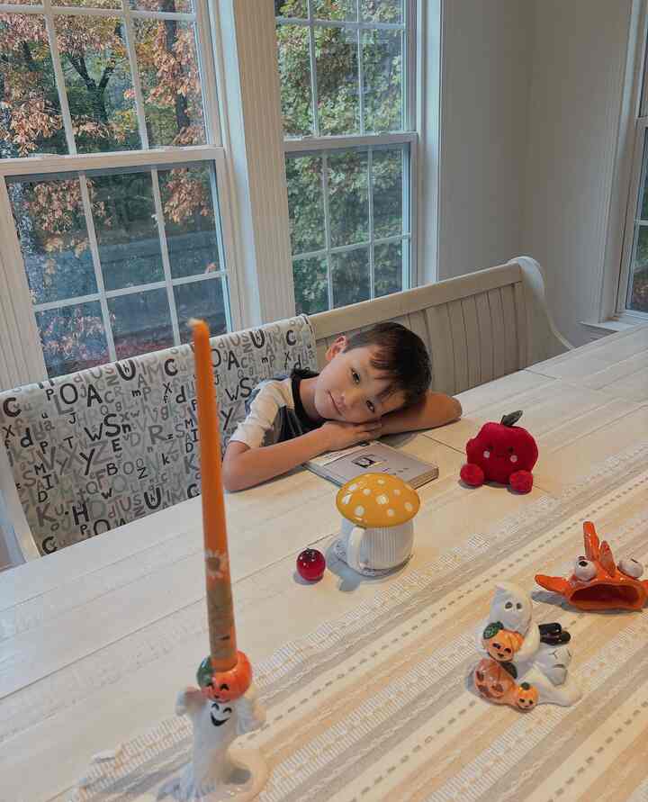 The dining nook isn’t only for meals. It’s my little corner for reading and journaling — until my middle one decided to join me today. 😂



 #Halloweeninterior #halloween #autumn #halloweendecor #falldecor #autumndecor #halloweenvibes #spookyseason #fallfun #homefortheholidays #fallvibes #simplefall #fallinspiration #cozyhome #cozy #kid #diningroom #diningtable 